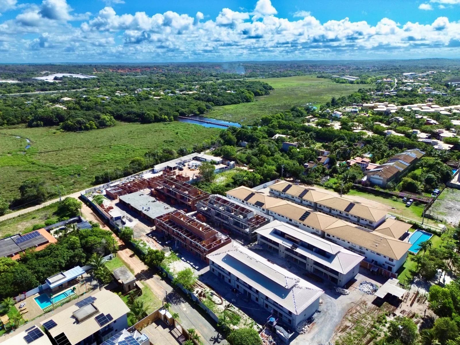 Vista aérea ampla da paisagem de Itacimirim